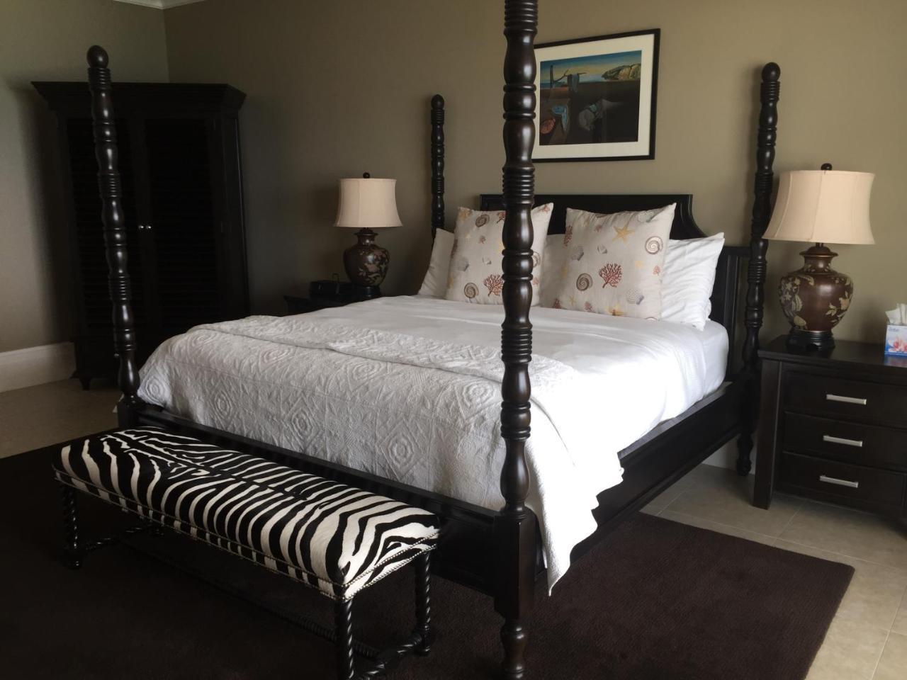 Caribbean Club Boutique Hotel, Grand Cayman Dog City Extérieur photo
